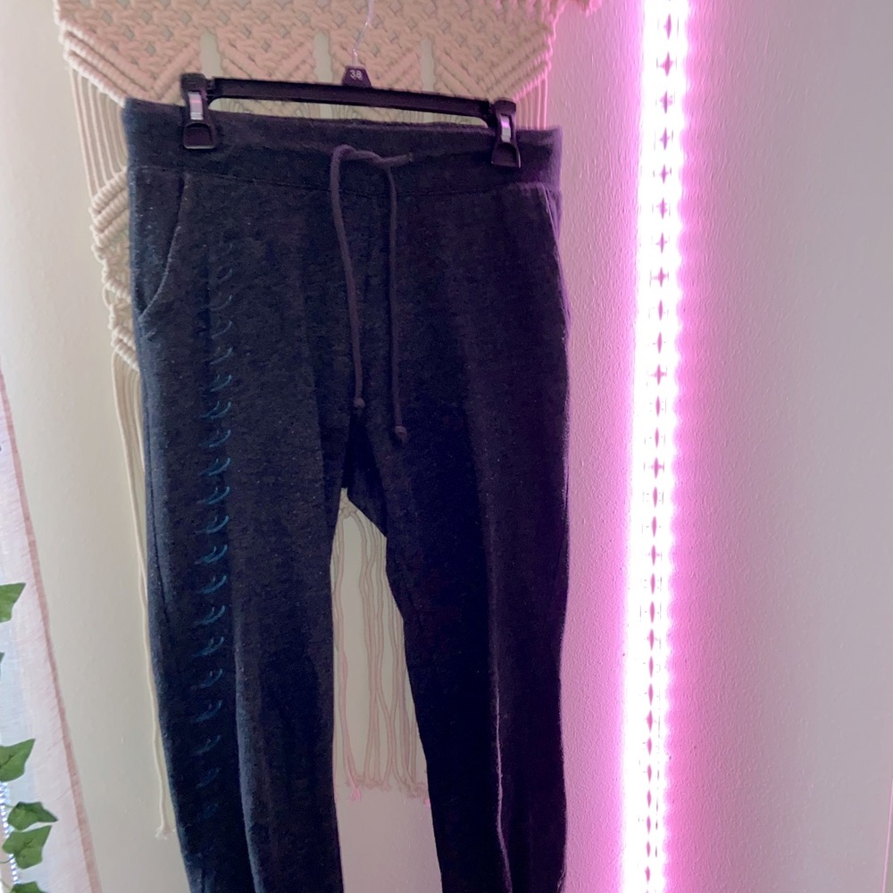 Dark Grey Drawstring Joggers with pockets
Divided (H&M)
Size S